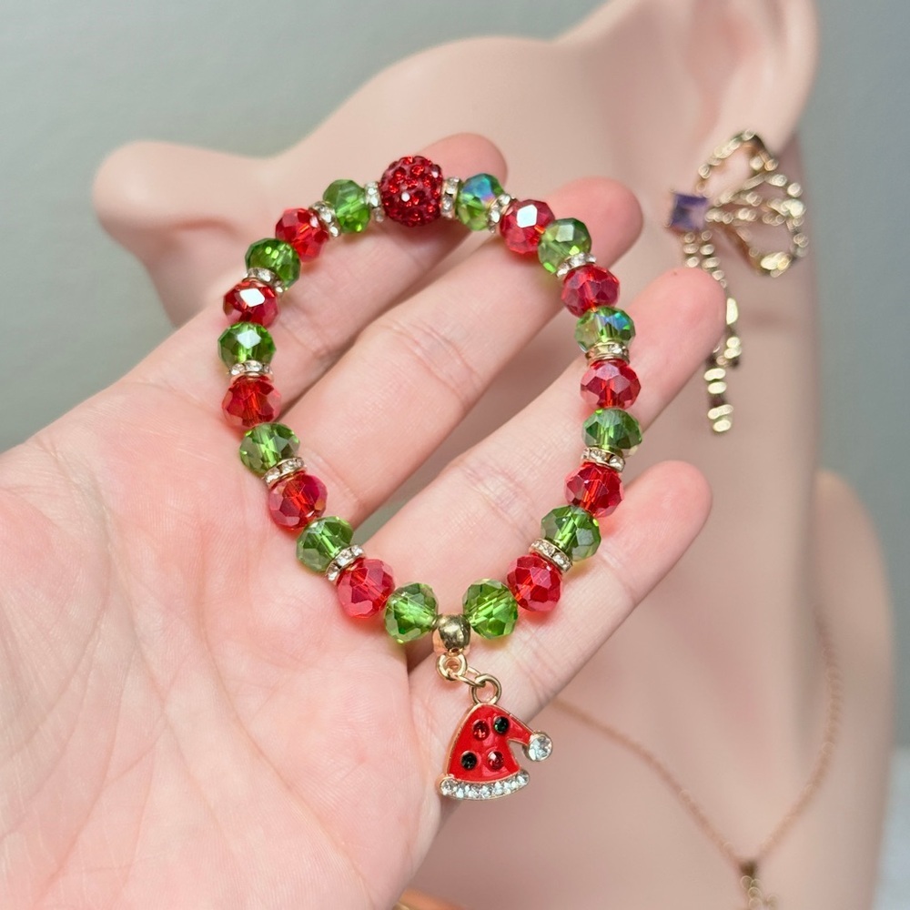 ⚜️ Festive Red and Green Beaded Bracelet with Santa Hat Charm - Picture 3 of 7